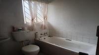 Bathroom 1 of property in Corlett Gardens