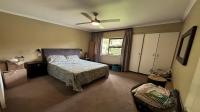 Bed Room 1 of property in Kloof 