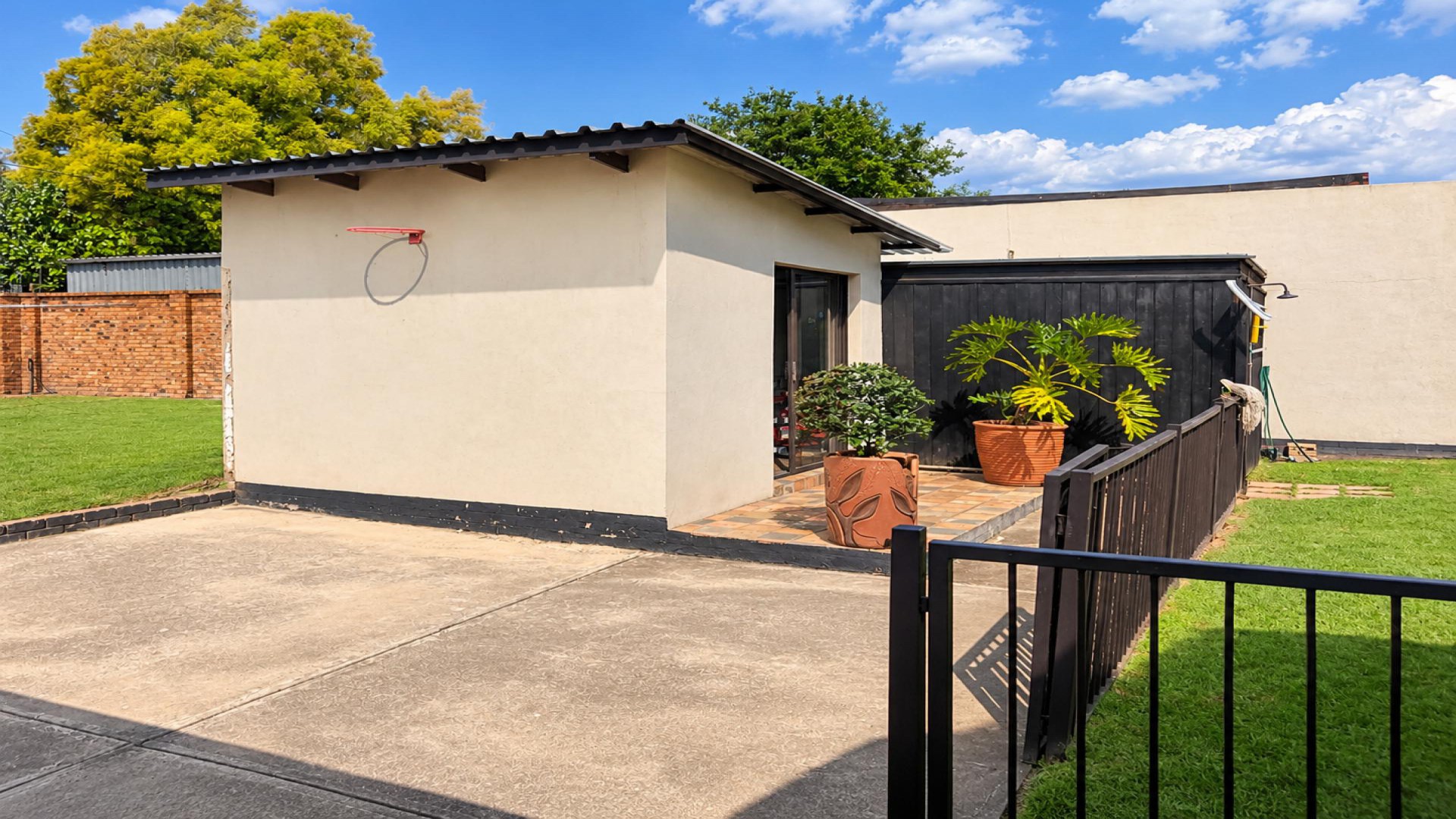 Spaces of property in Elspark