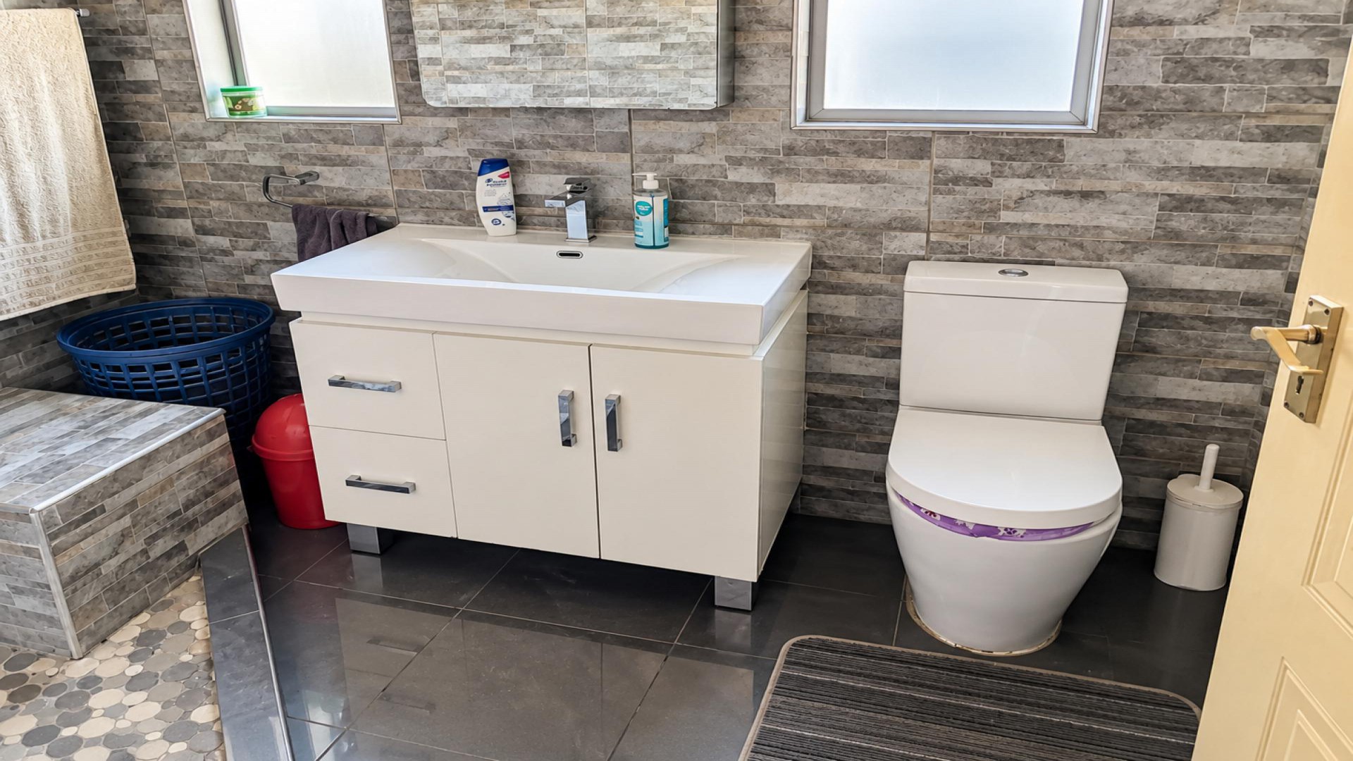 Bathroom 2 of property in Elspark