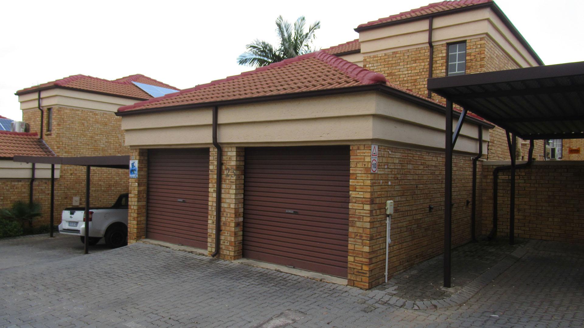 Front View of property in Radiokop