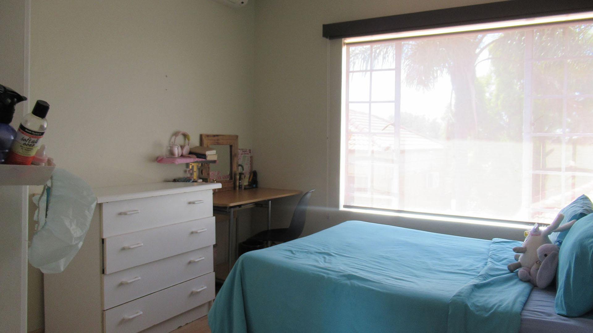 Bed Room 1 - 11 square meters of property in Radiokop