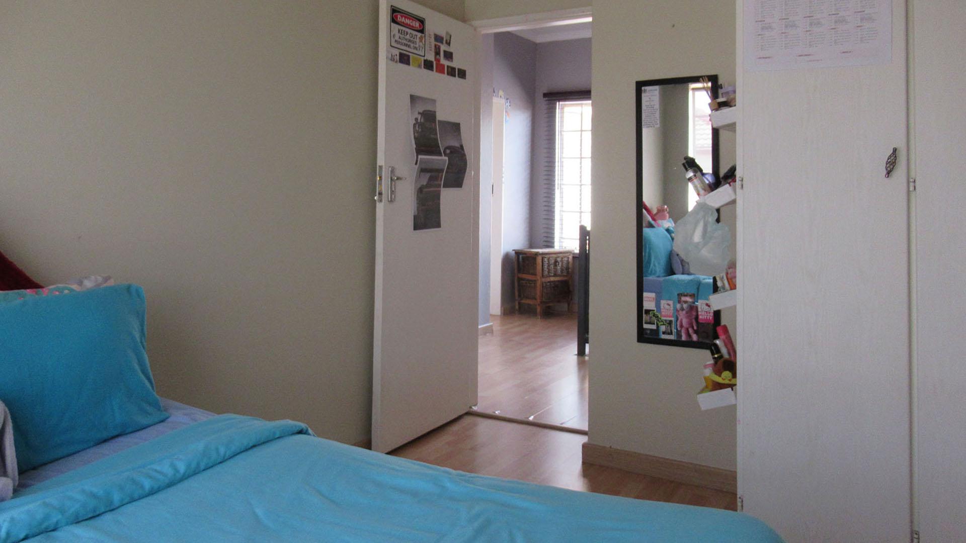 Bed Room 1 - 11 square meters of property in Radiokop