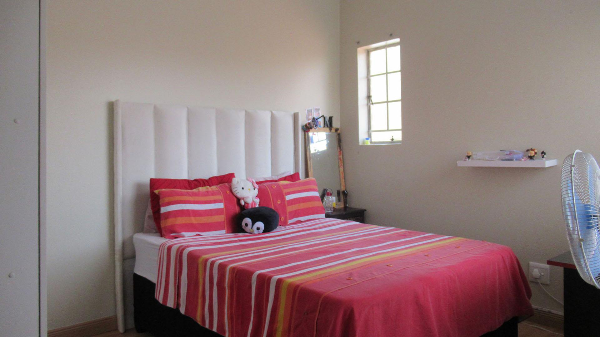 Bed Room 2 - 14 square meters of property in Radiokop