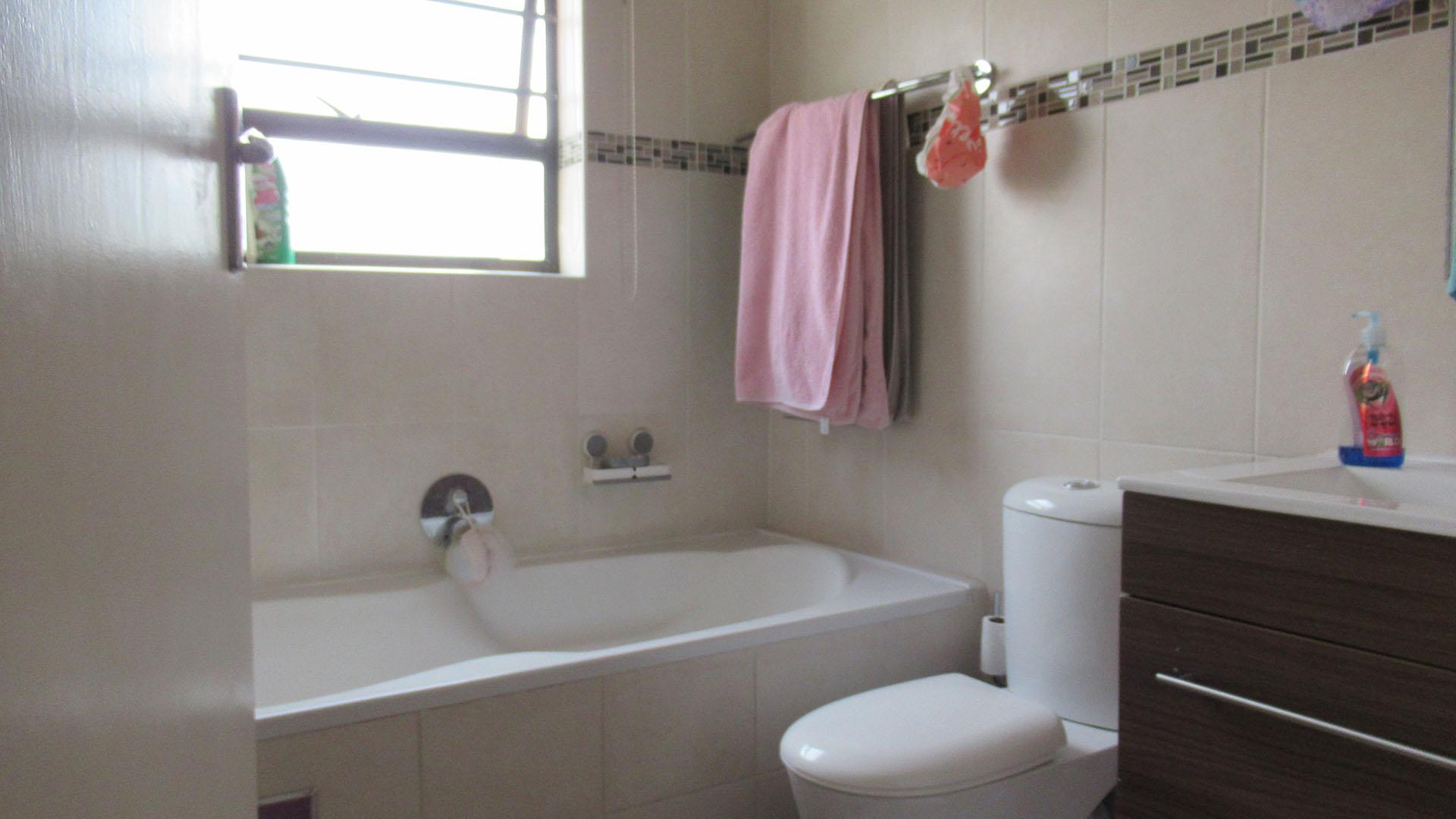 Bathroom 1 - 4 square meters of property in Radiokop