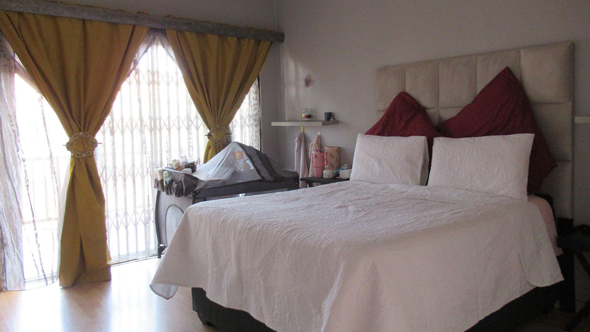 Main Bedroom - 18 square meters of property in Radiokop