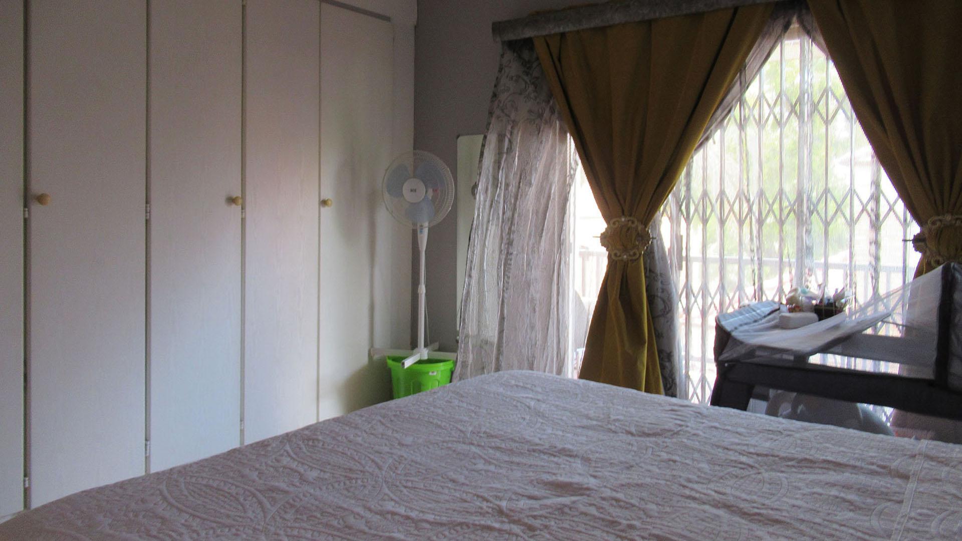 Main Bedroom - 18 square meters of property in Radiokop
