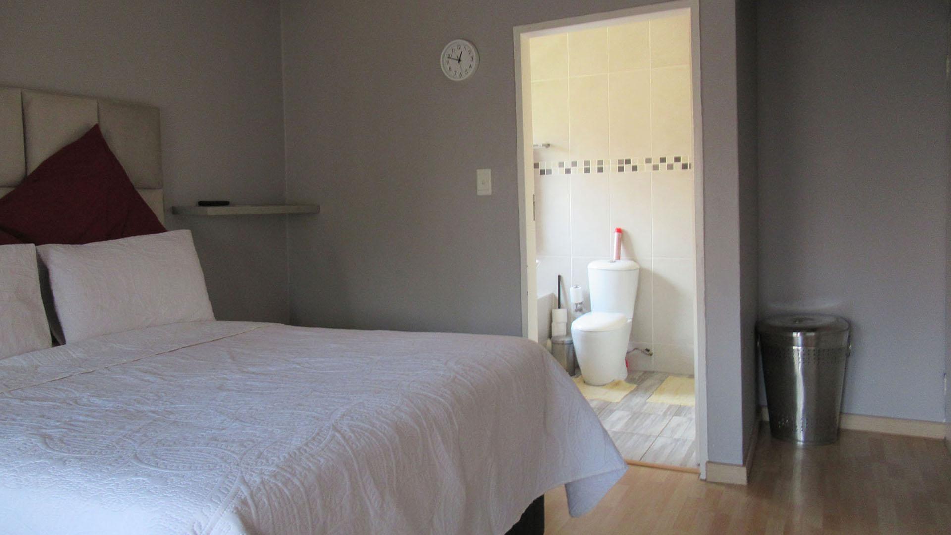Main Bedroom - 18 square meters of property in Radiokop