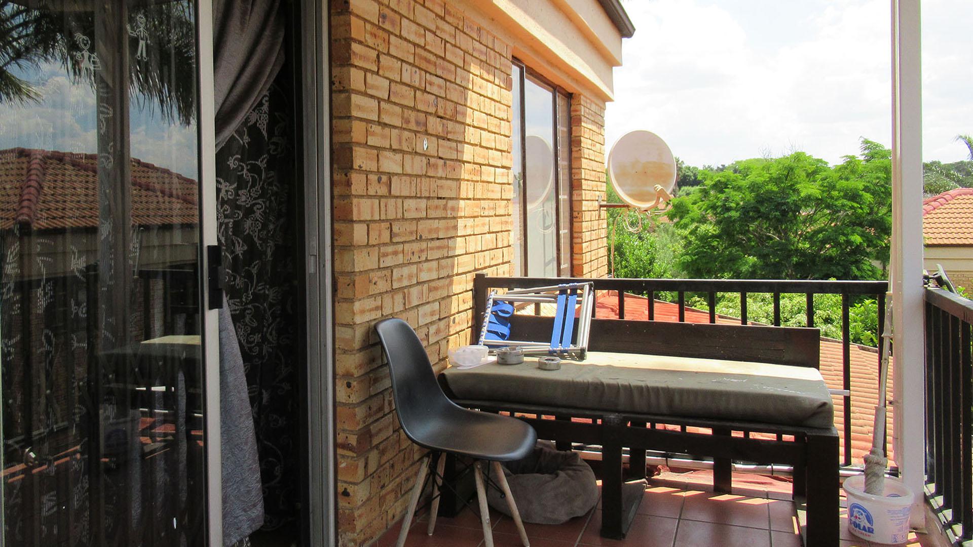 Balcony - 9 square meters of property in Radiokop
