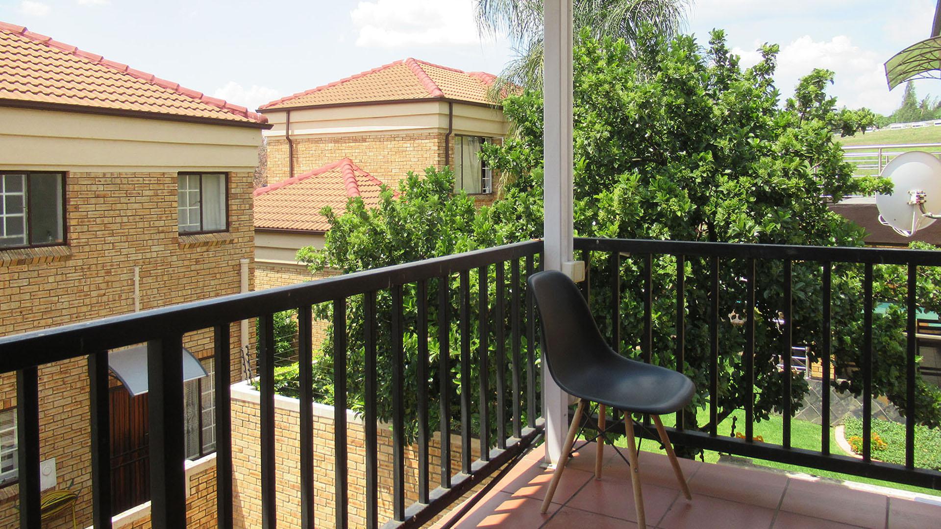 Balcony - 9 square meters of property in Radiokop