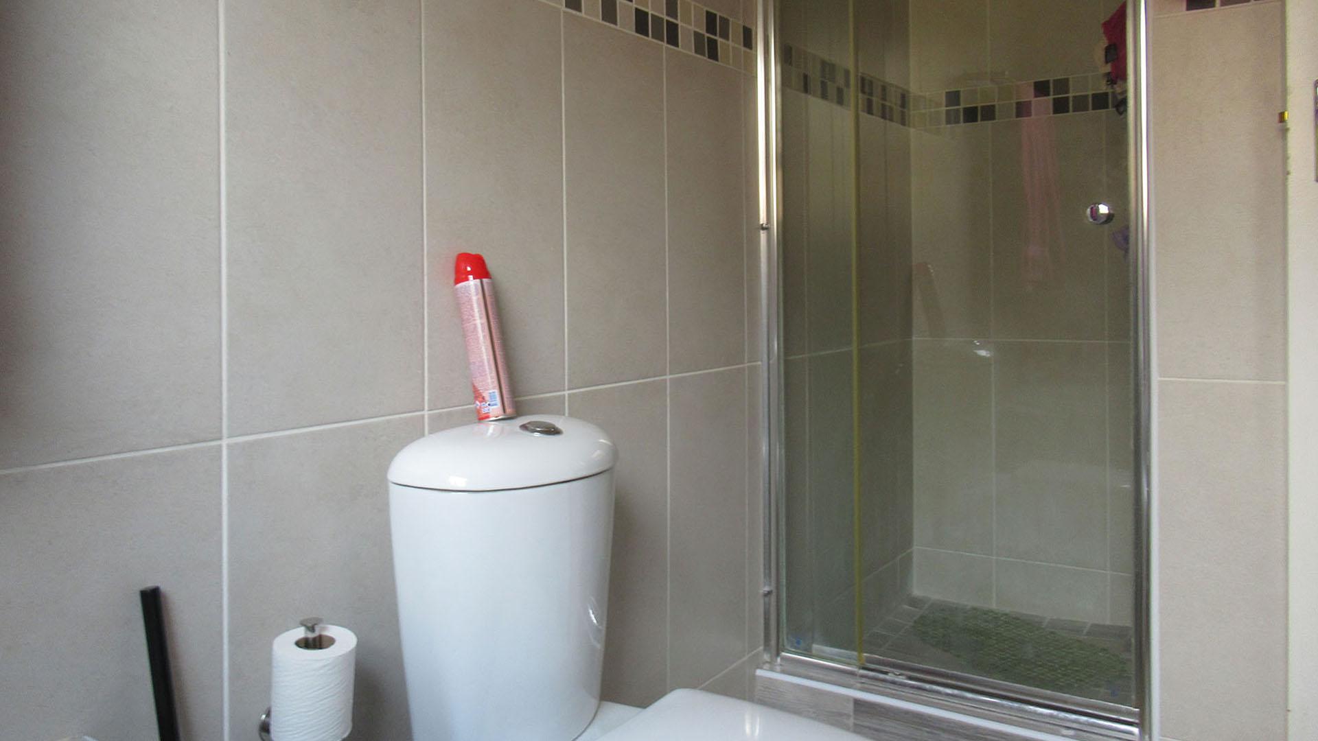 Main Bathroom - 6 square meters of property in Radiokop
