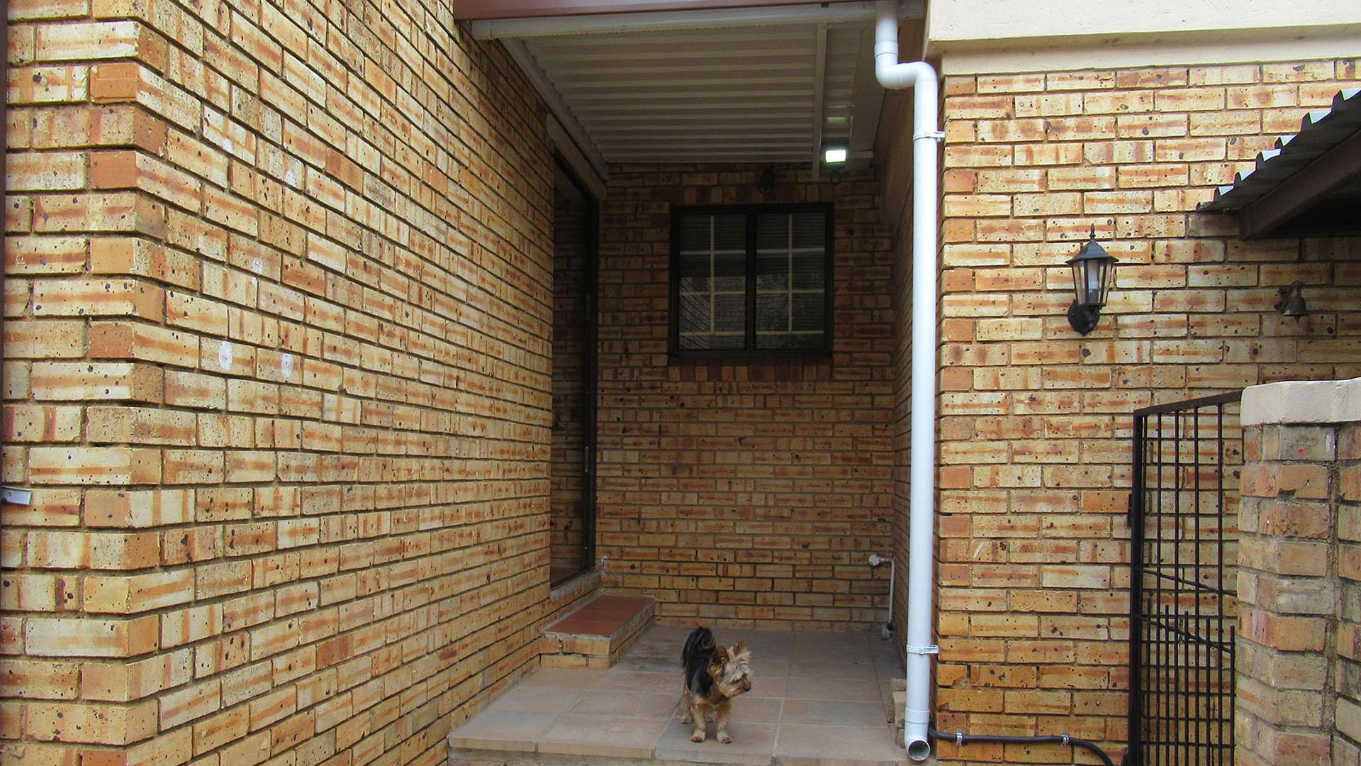 Front View of property in Radiokop