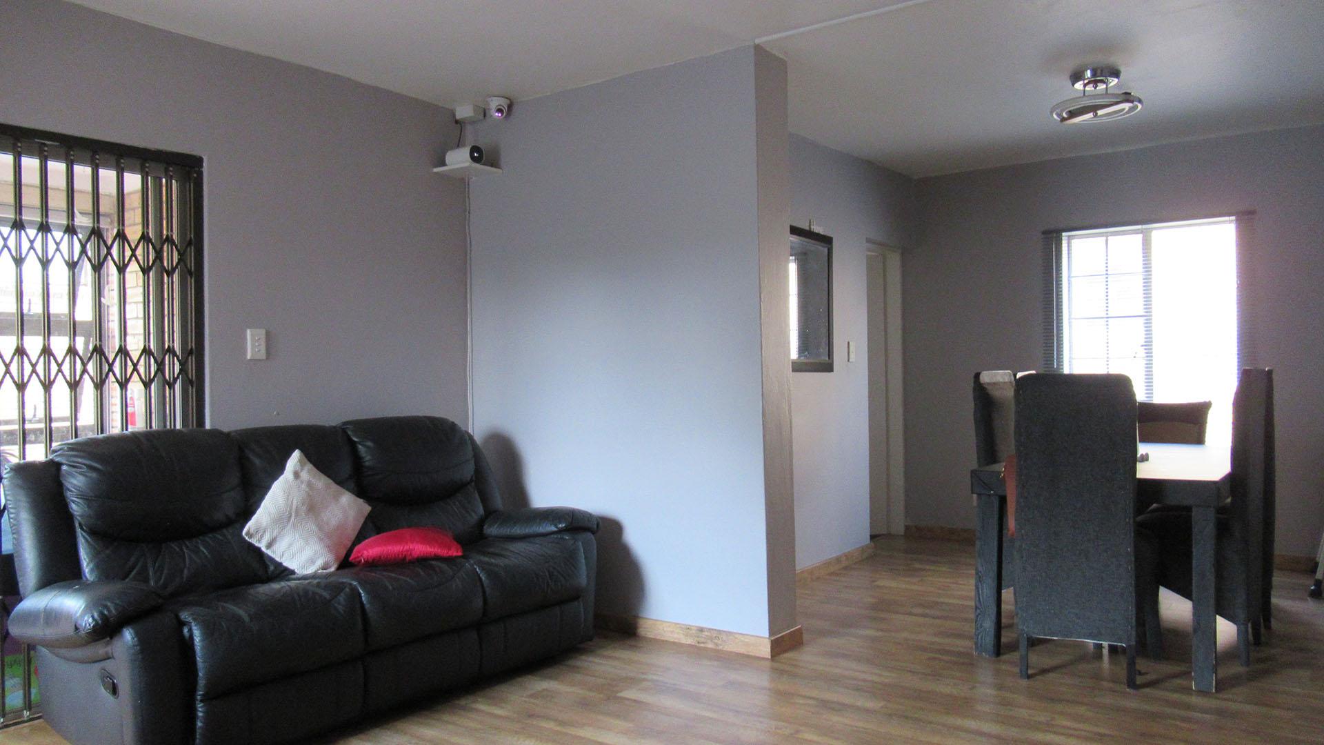 Lounges - 20 square meters of property in Radiokop