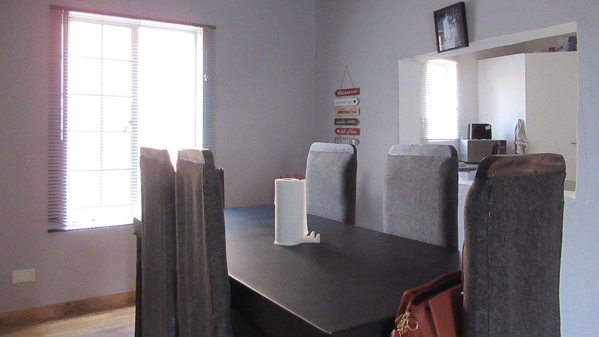 Dining Room - 10 square meters of property in Radiokop