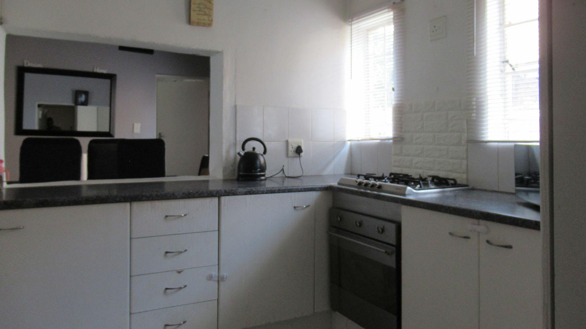 Kitchen - 11 square meters of property in Radiokop