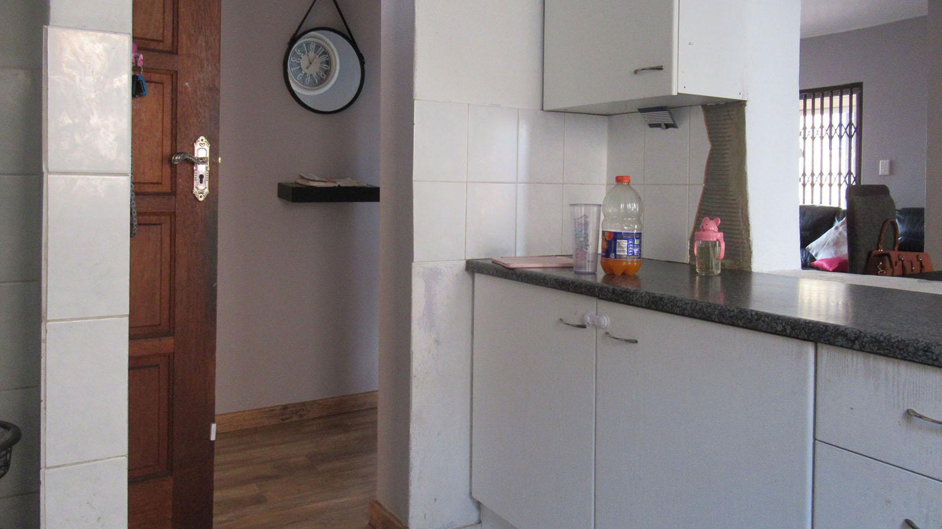 Kitchen - 11 square meters of property in Radiokop
