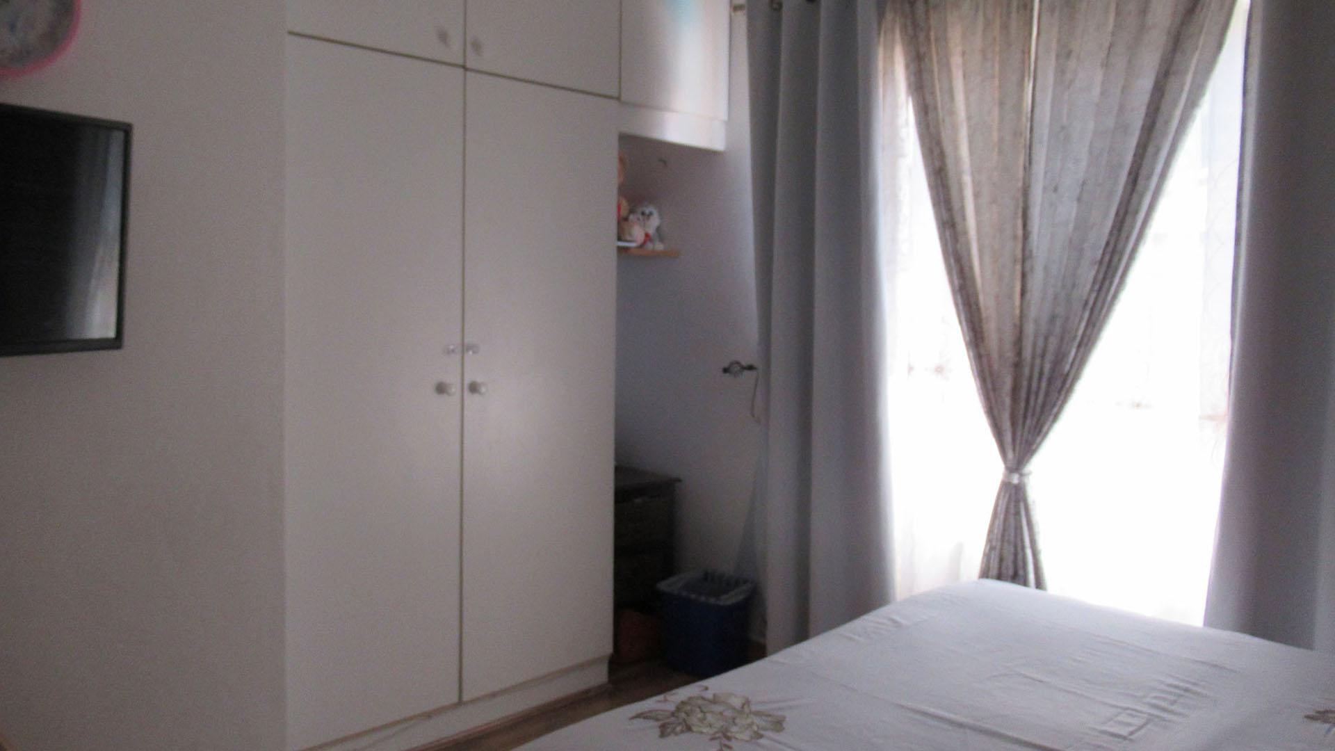 Bed Room 1 - 11 square meters of property in Radiokop