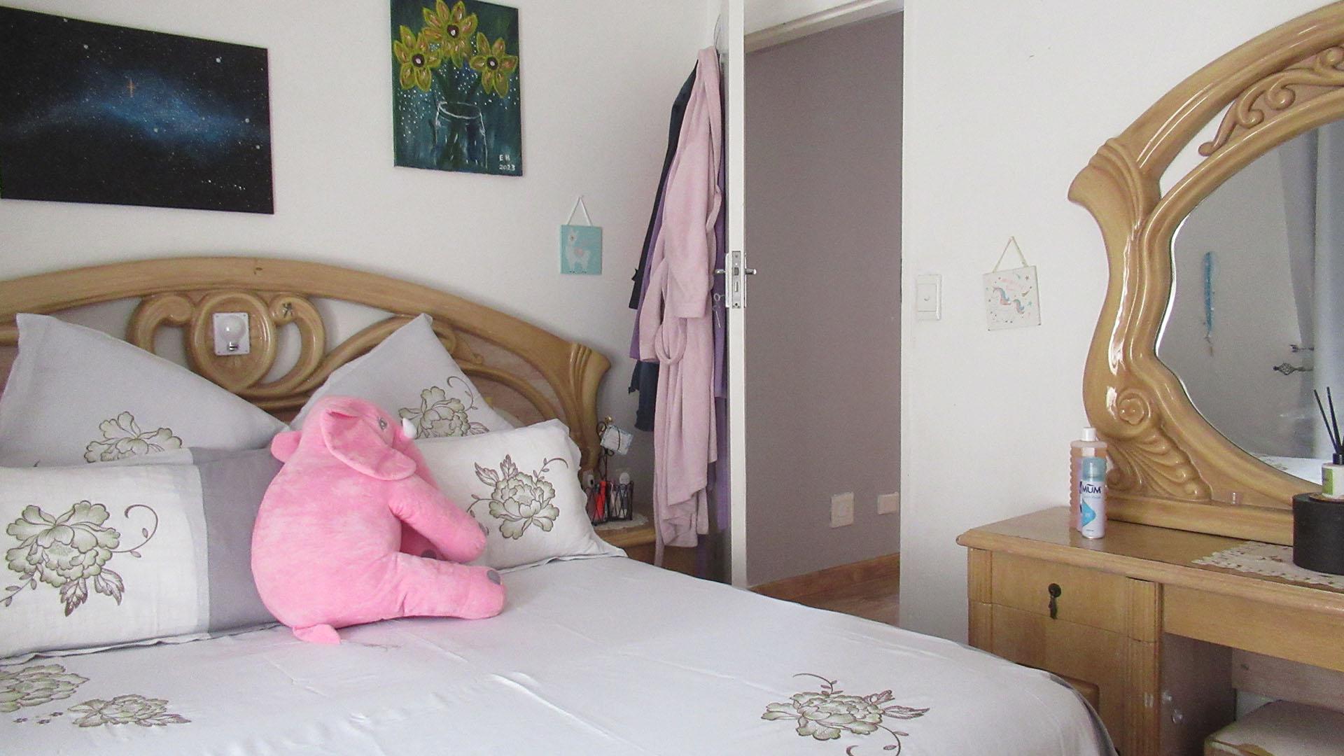Bed Room 1 - 11 square meters of property in Radiokop