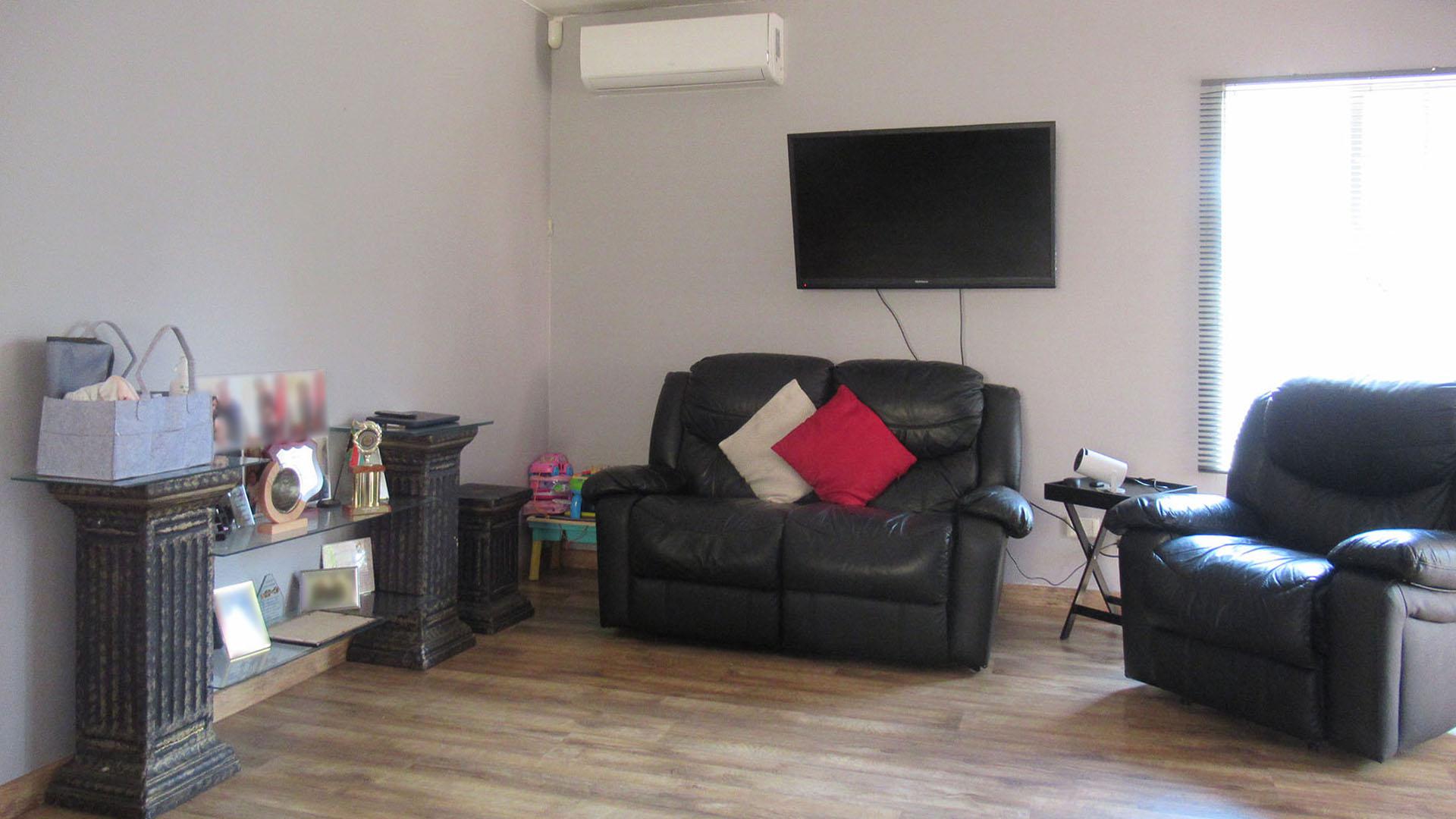 Lounges - 20 square meters of property in Radiokop