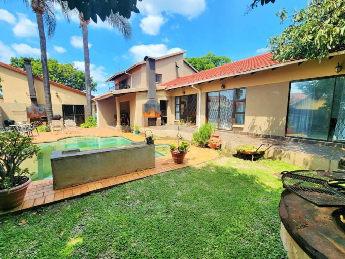 5 Bedroom House for Sale For Sale in Rooihuiskraal - MR724653