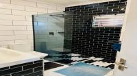 Bathroom 1 of property in Kloof 