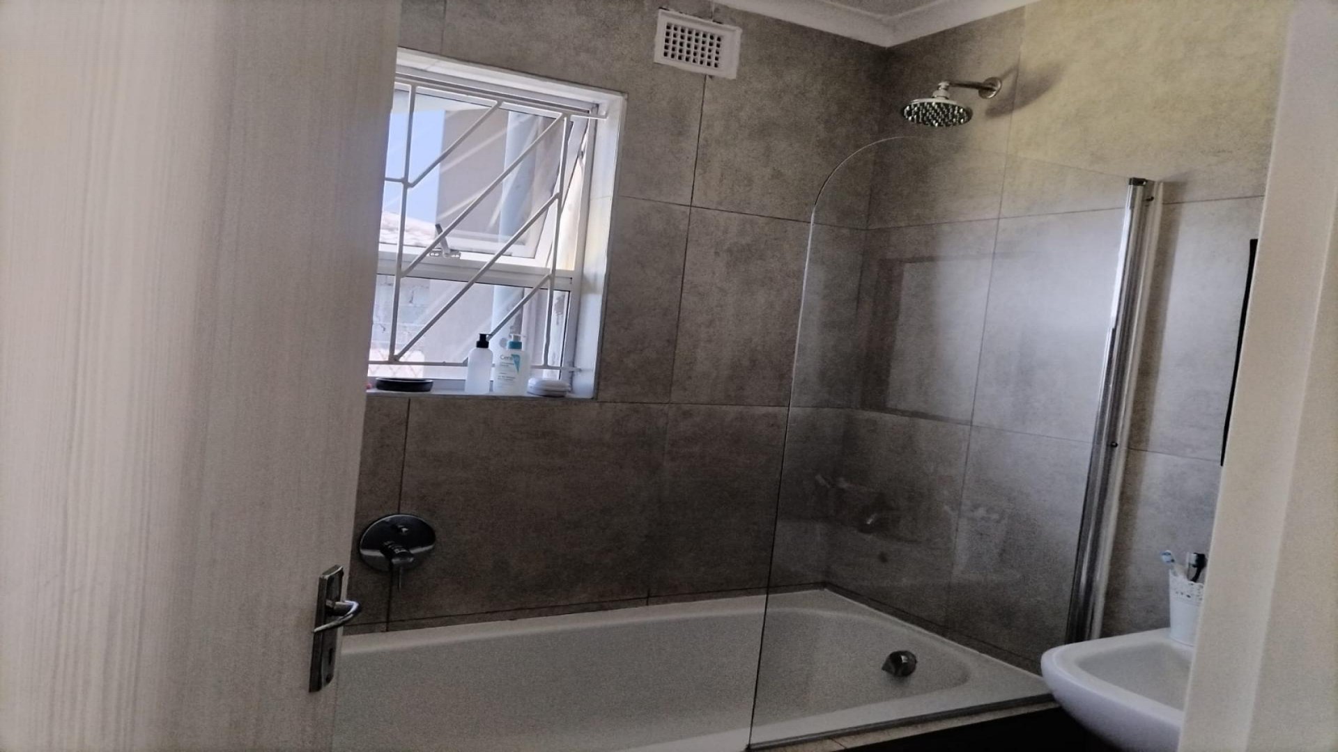 Bathroom 1 of property in Kwandengezi
