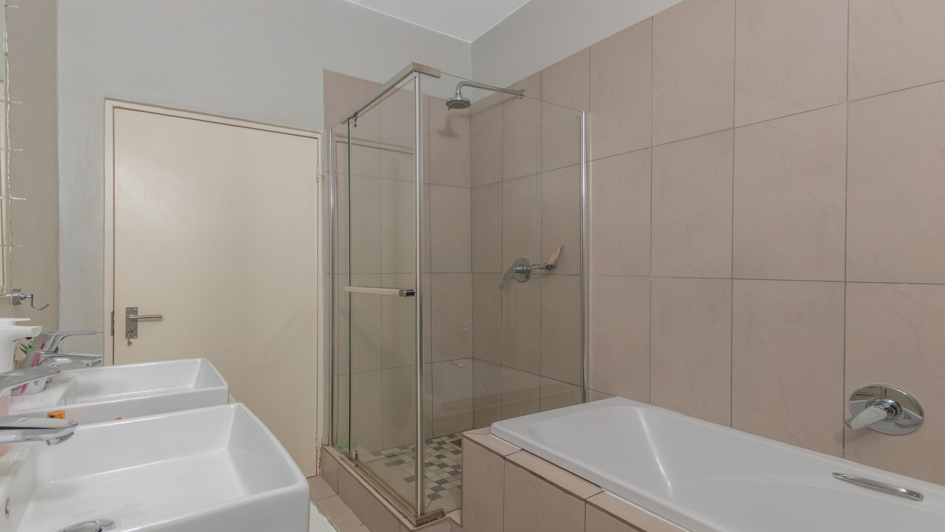 Bathroom 1 of property in North Riding