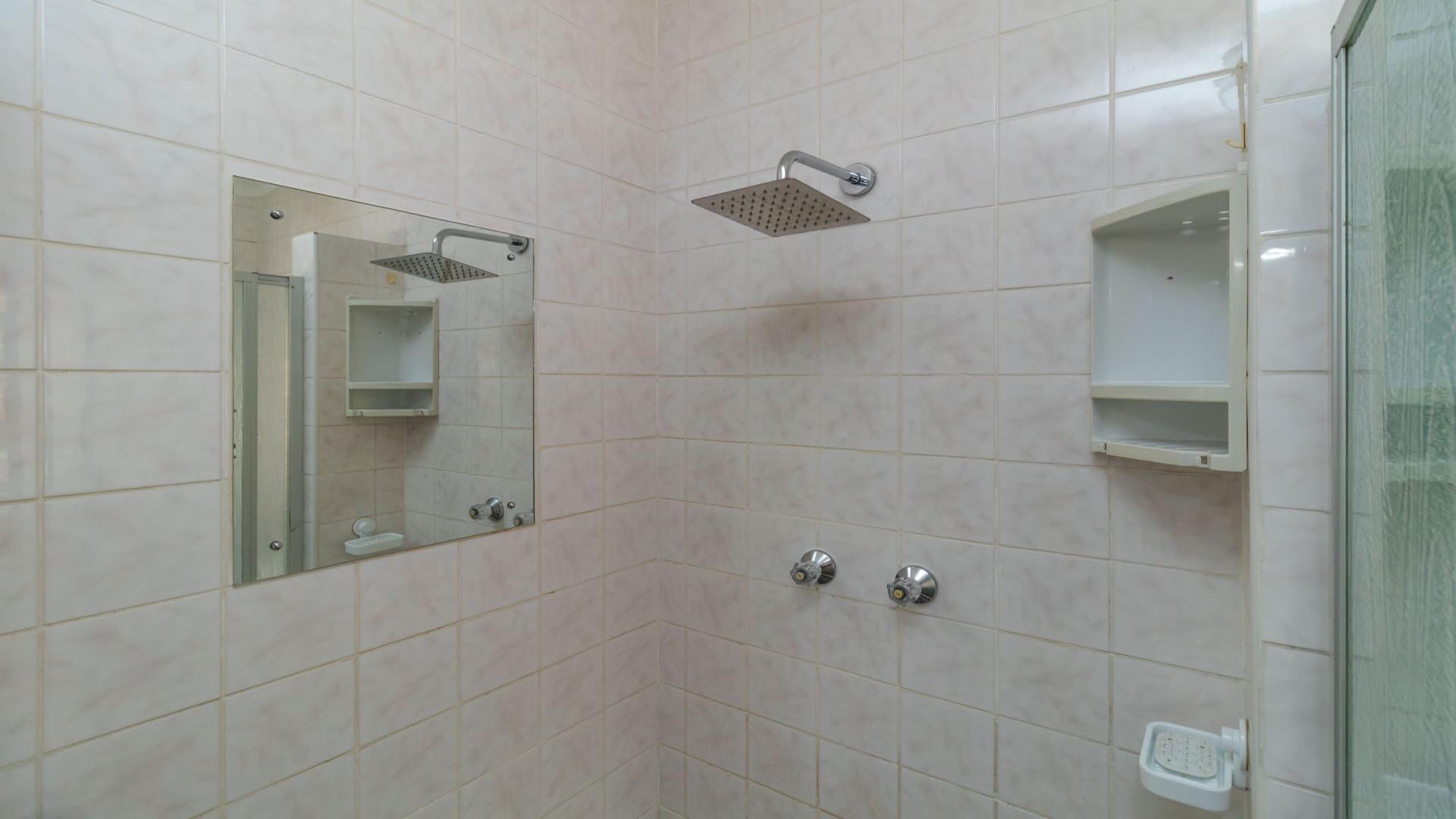 Bathroom 1 of property in Manaba Beach