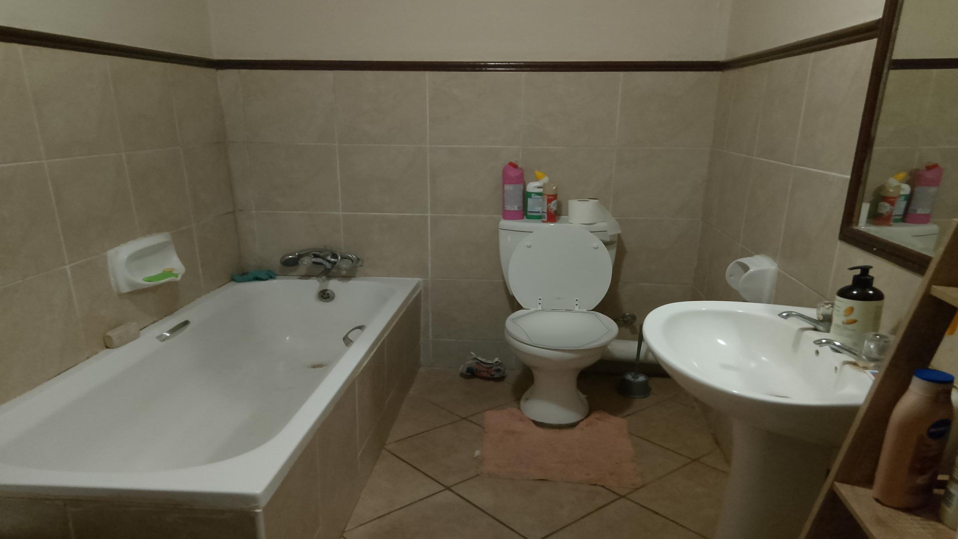 Bathroom 1 of property in The Orchards