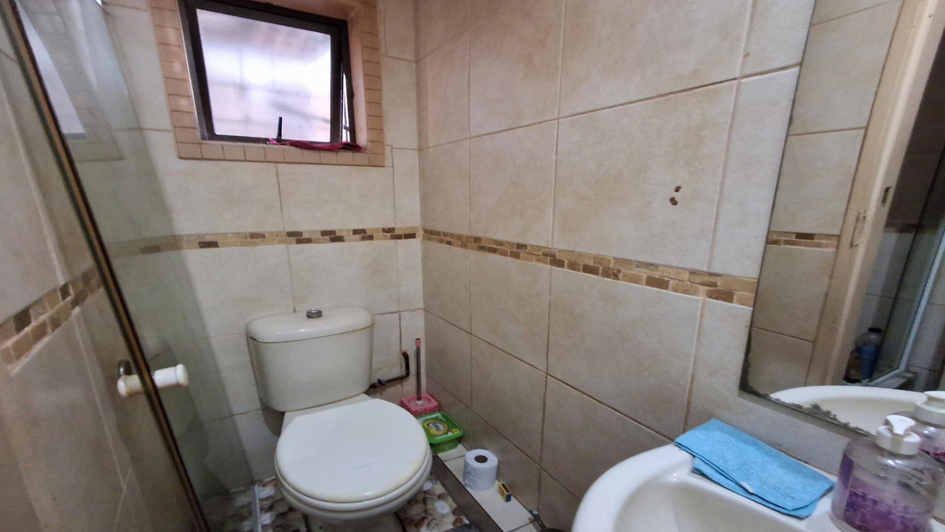 Bathroom 1 of property in Verulam 