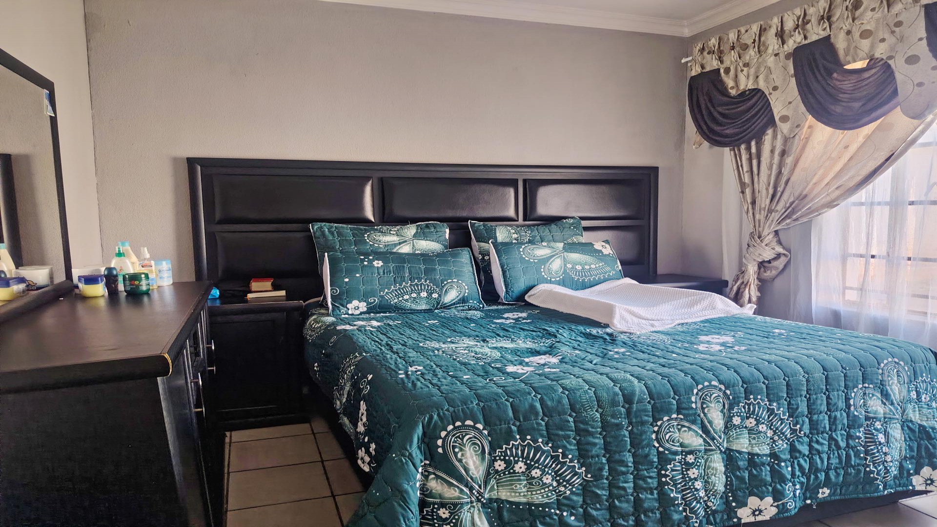 Bed Room 1 of property in Roodepoort