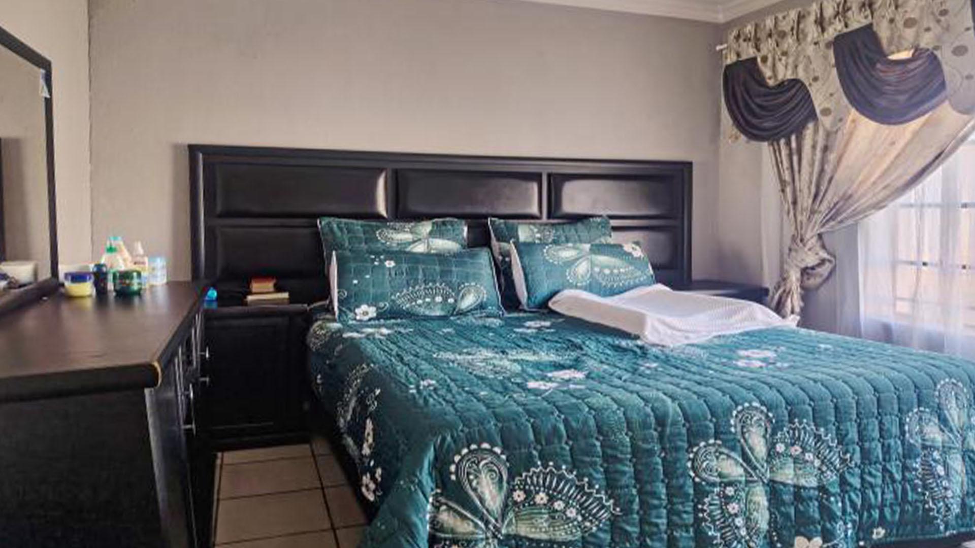 Bed Room 2 - 12 square meters of property in Roodepoort