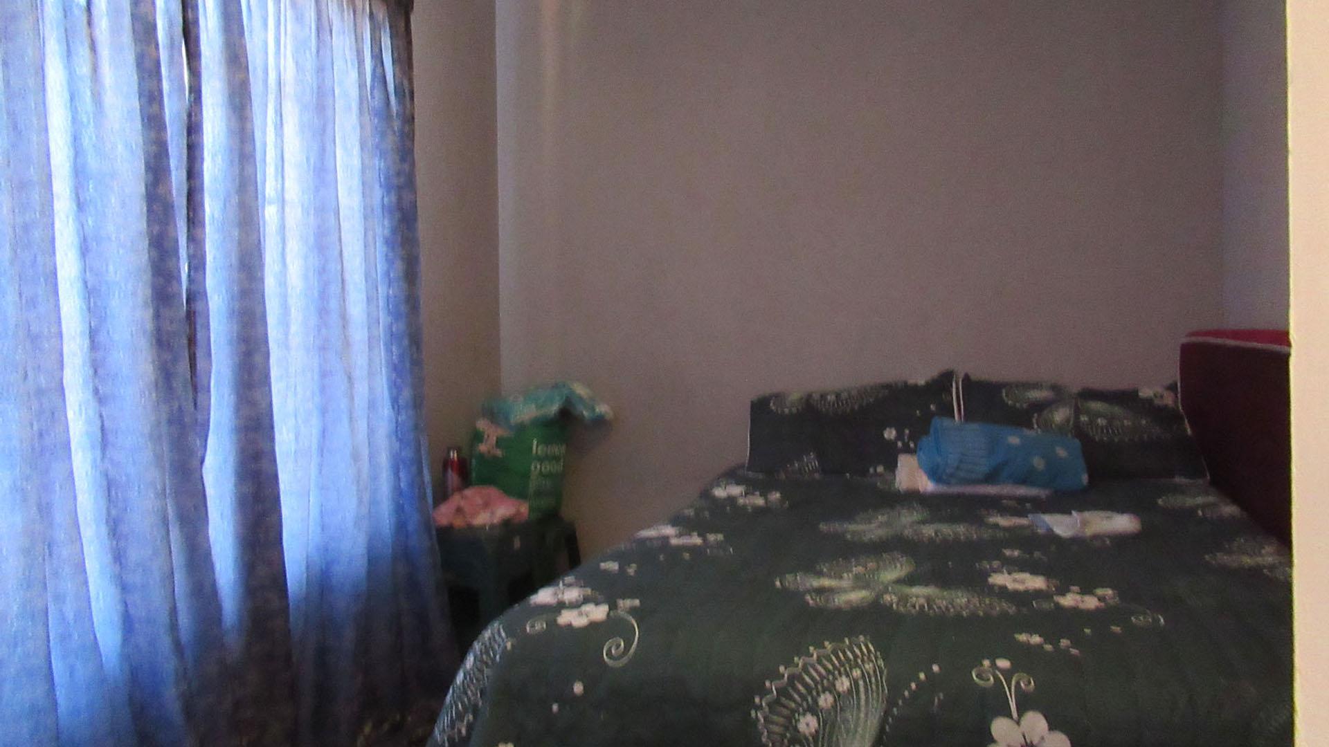 Bed Room 1 - 9 square meters of property in Roodepoort