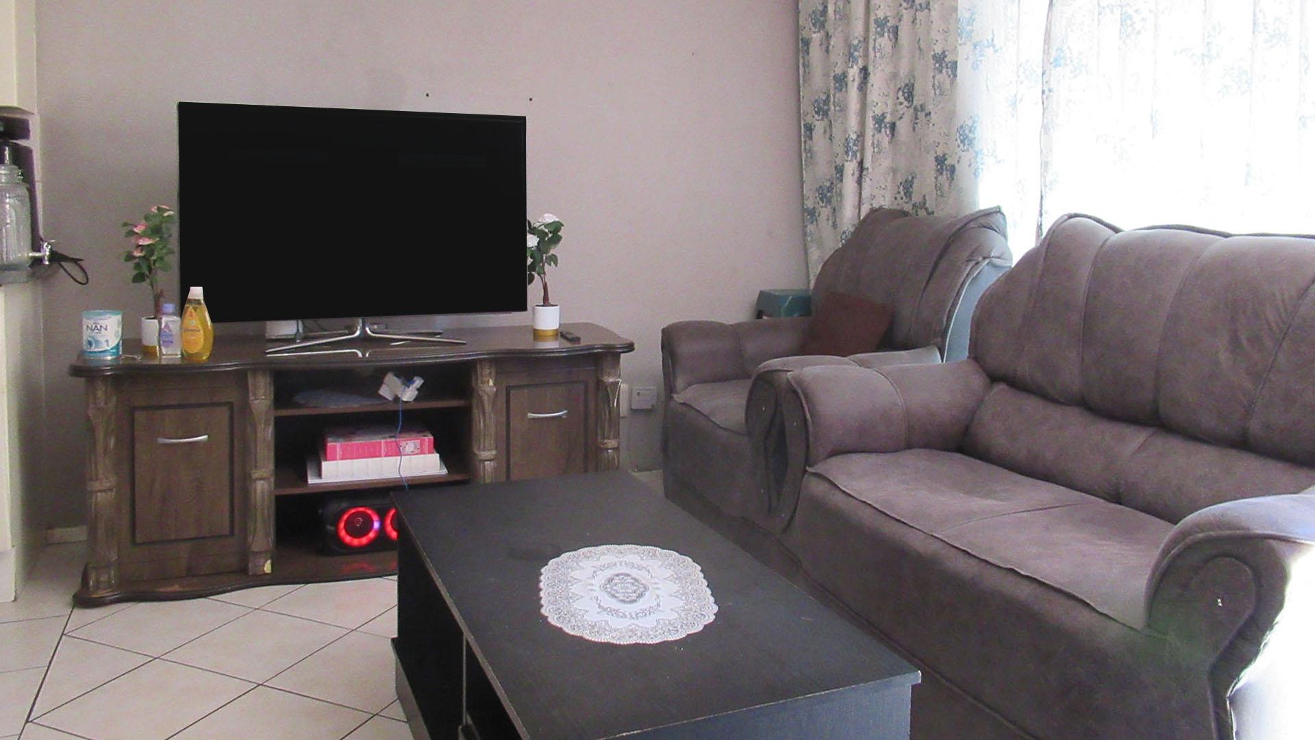 Lounges - 15 square meters of property in Roodepoort