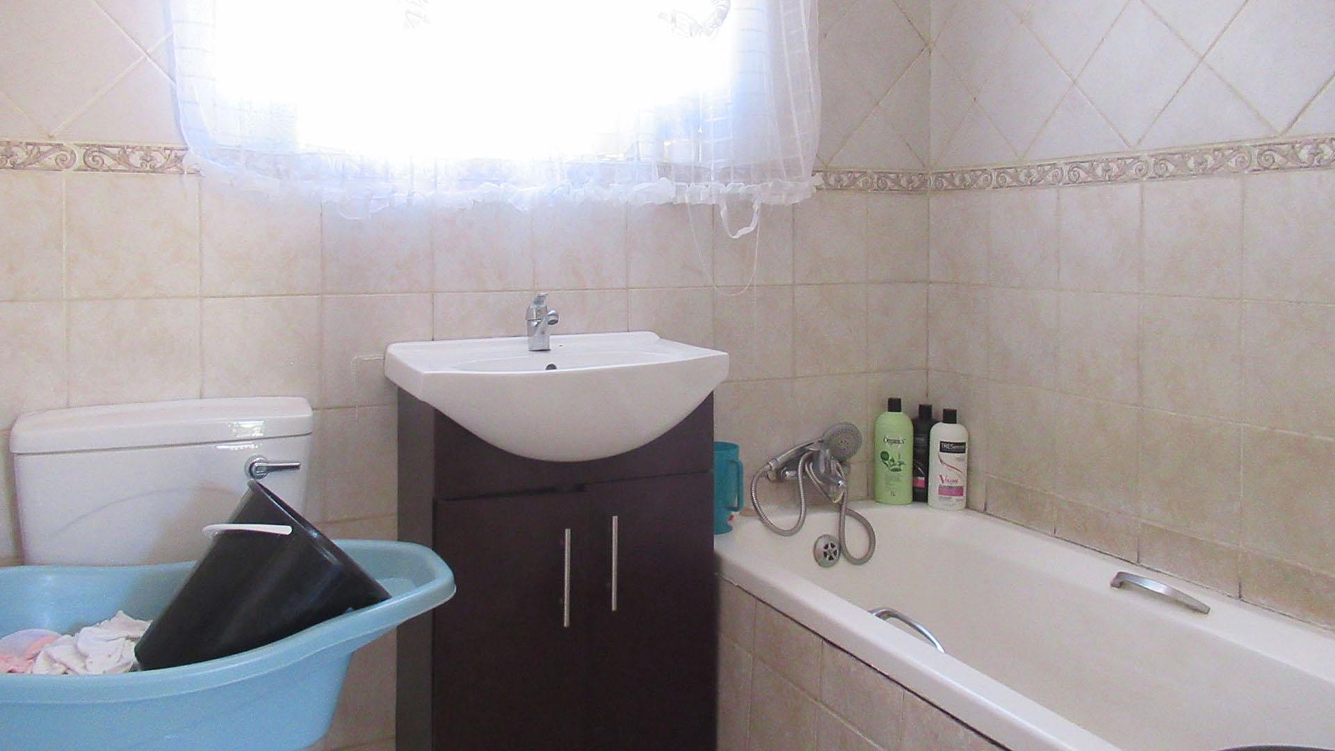 Bathroom 1 - 4 square meters of property in Roodepoort