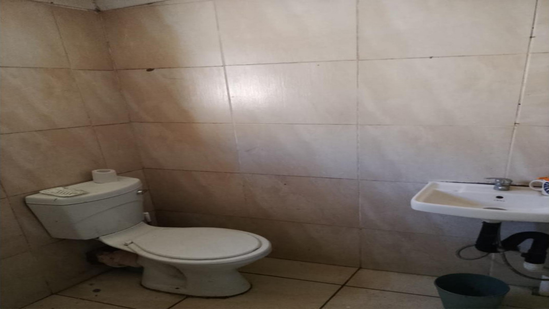 Bathroom 1 of property in The Hill
