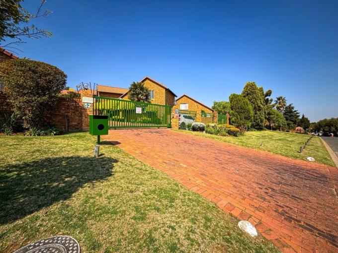2 Bedroom Simplex for Sale For Sale in Bassonia - MR725079