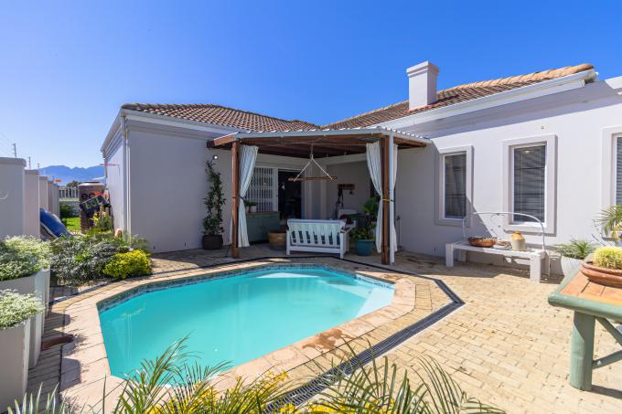 3 Bedroom House for Sale For Sale in Gordons Bay - MR725130