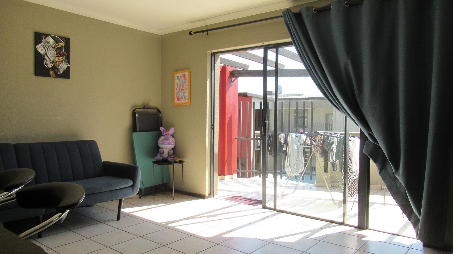 Lounges - 15 square meters of property in Northgate (JHB)