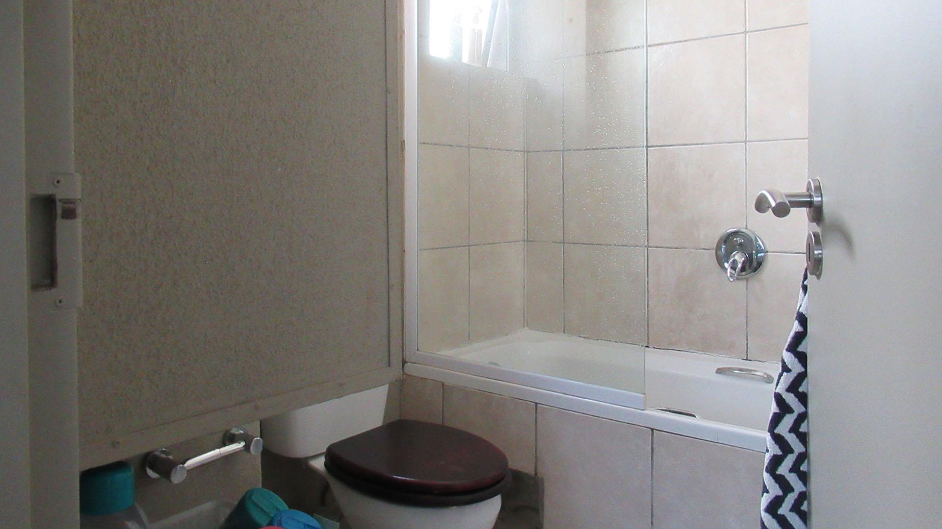 Bathroom 1 - 5 square meters of property in Northgate (JHB)