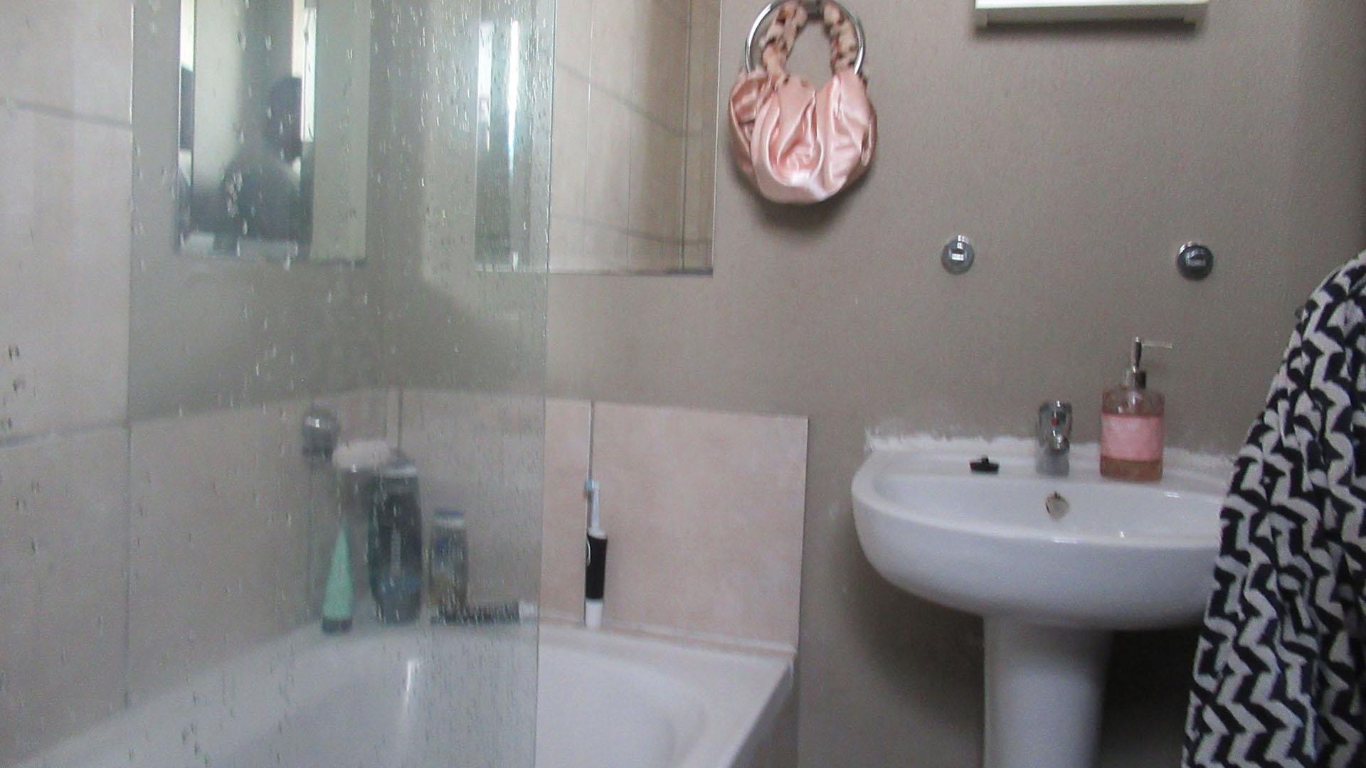 Bathroom 1 - 5 square meters of property in Northgate (JHB)