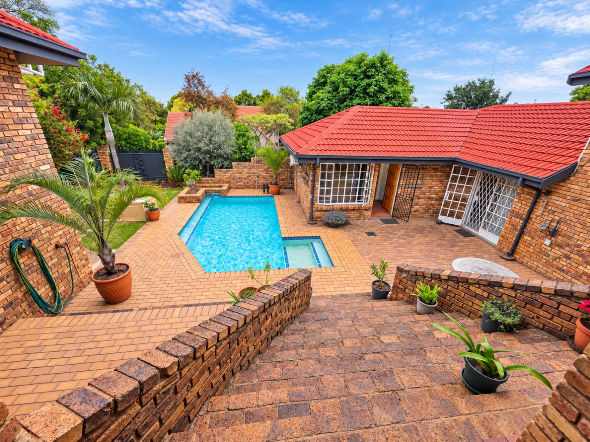  of property in Magalieskruin