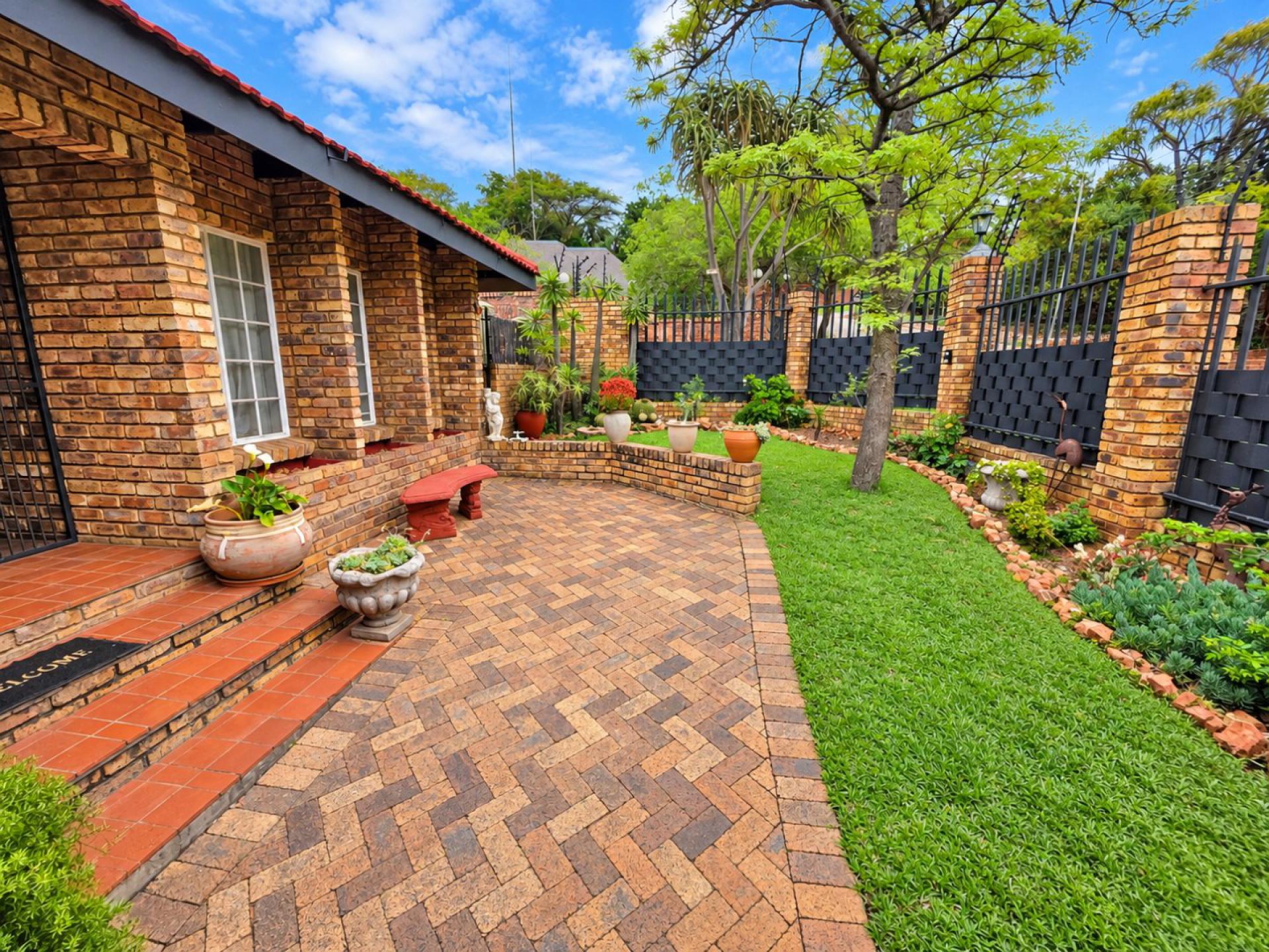  of property in Magalieskruin