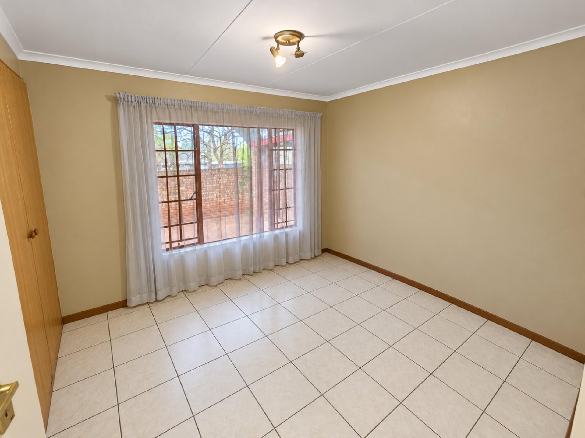  of property in Magalieskruin