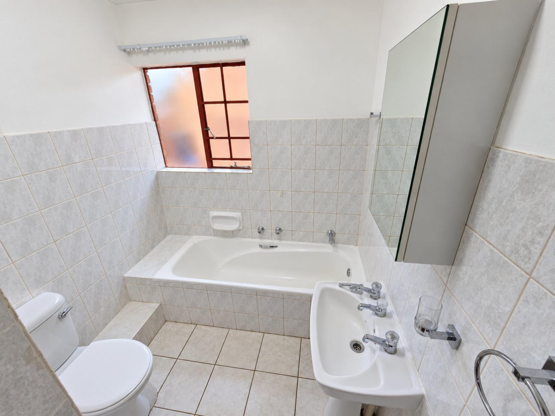  of property in Magalieskruin