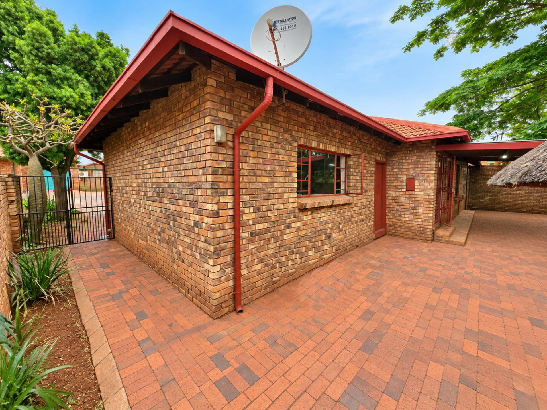  of property in Magalieskruin