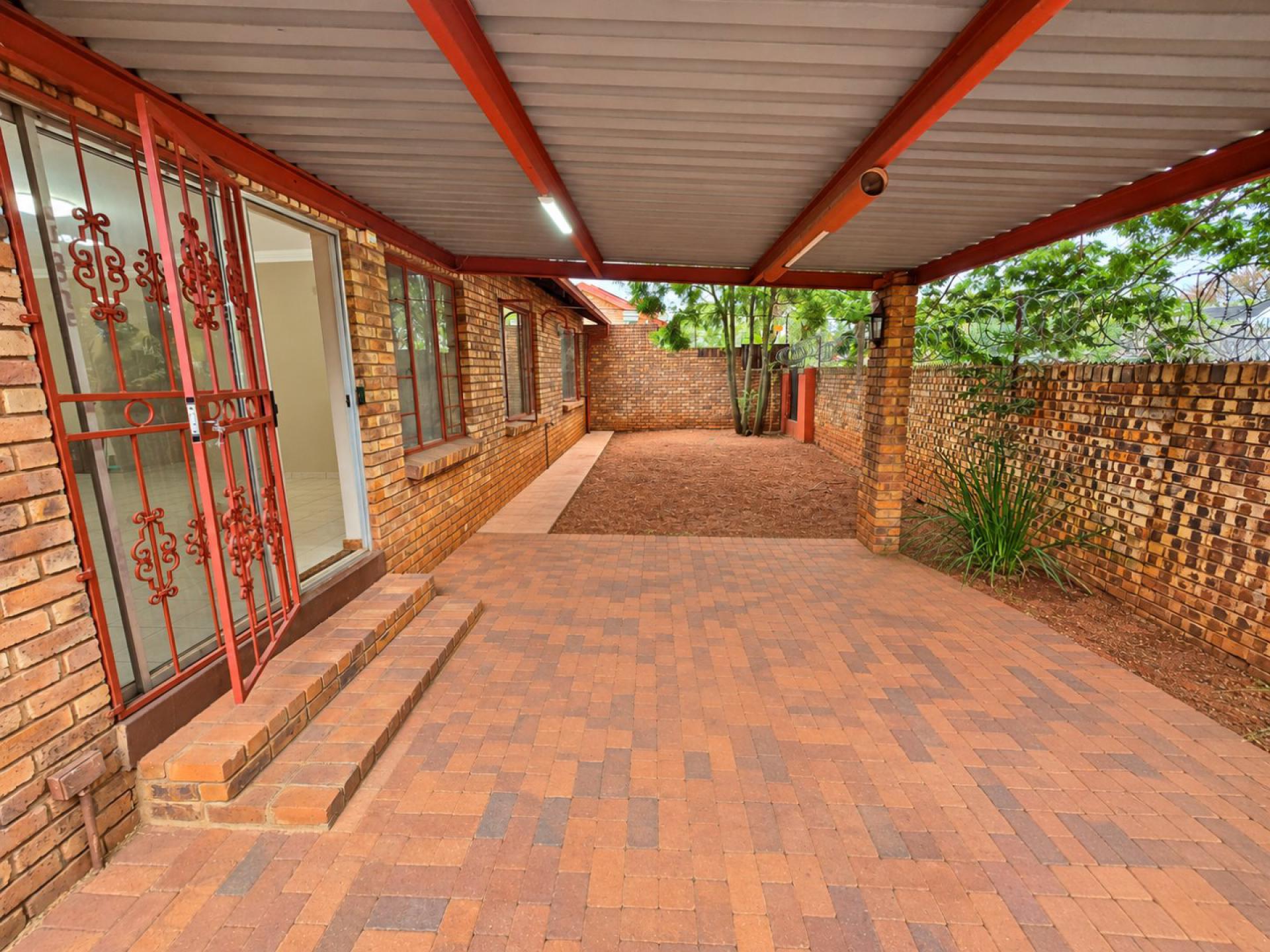  of property in Magalieskruin
