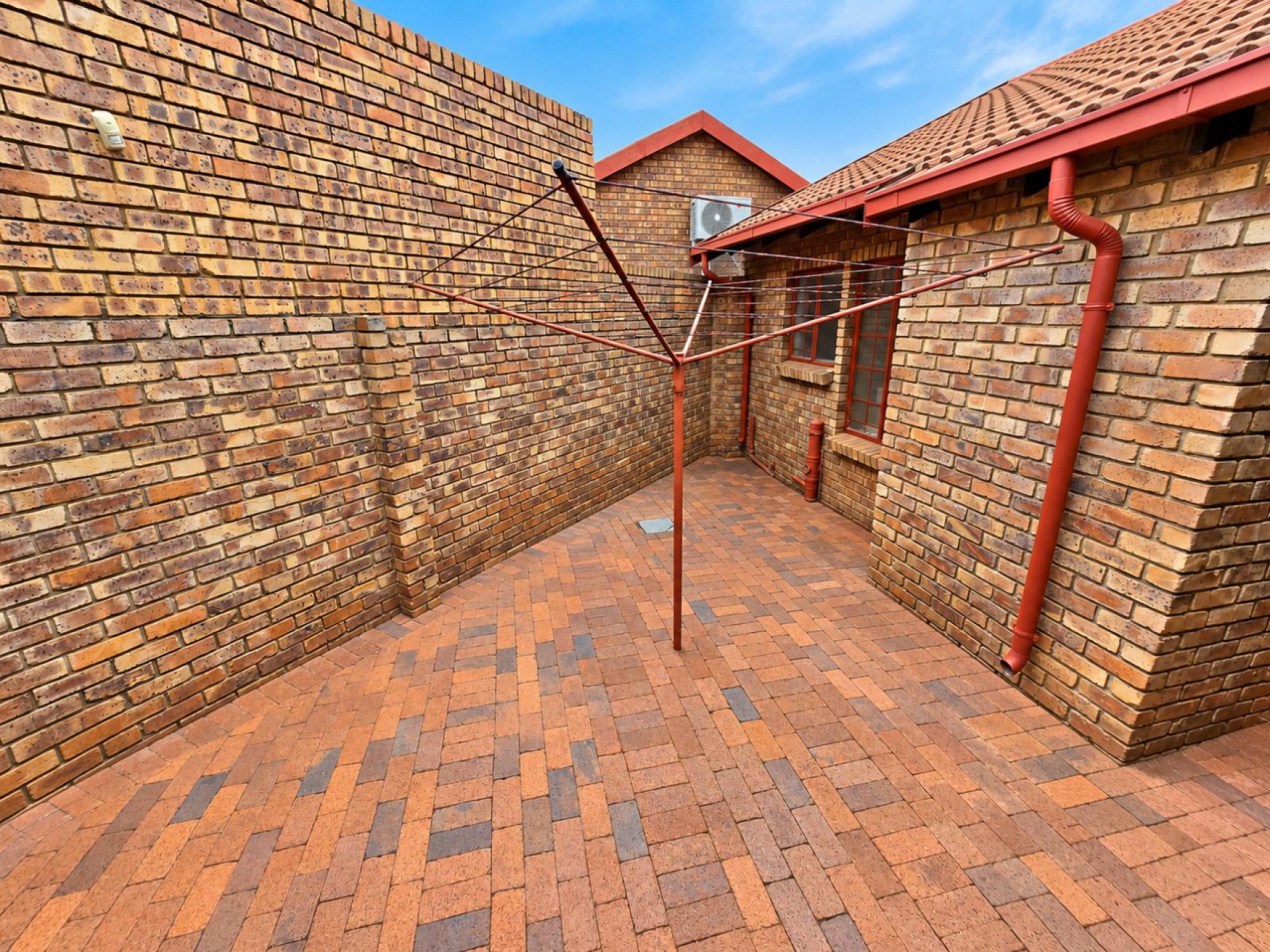 of property in Magalieskruin
