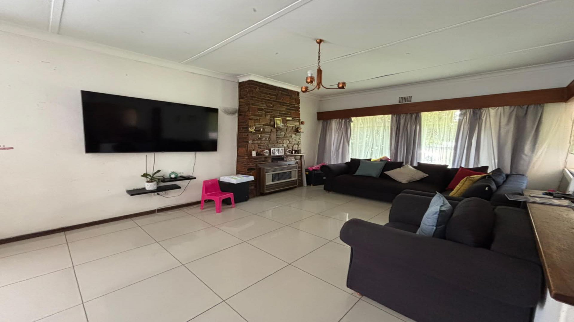 Lounges of property in Robertsham