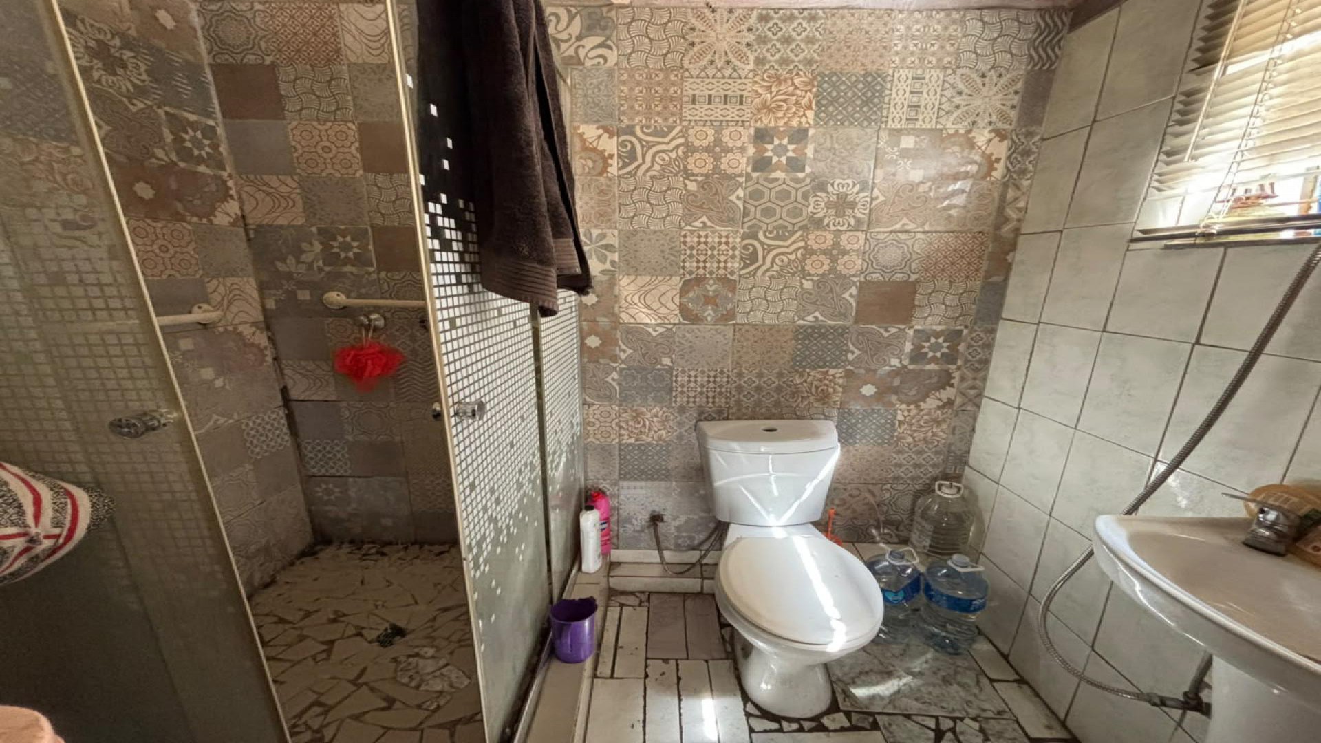 Bathroom 1 of property in Robertsham